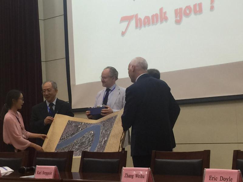 遥感中心赠送欧空局纪念品